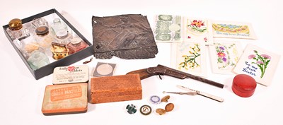 Lot 142 - A group of collectables to include various...