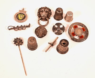 Lot 144 - A group of silver to include four thimbles,...