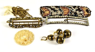 Lot 102 - A group of jewellery to include an enamelled...