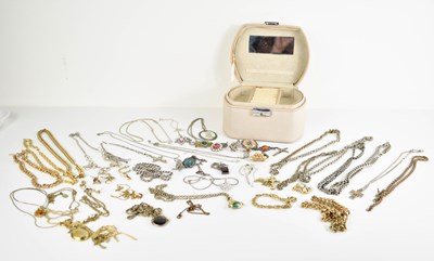 Lot 99 - A selection of jewellery, to include silver...