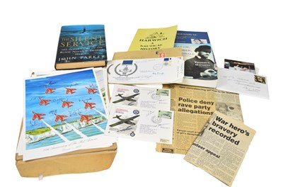Lot 305 - A group of collectables to include five 50th...