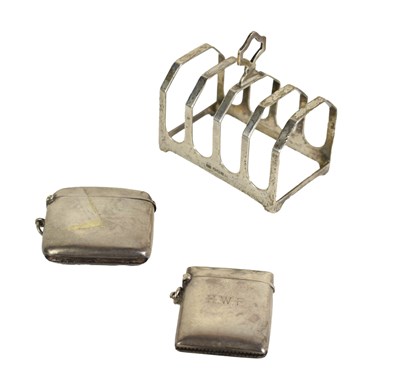 Lot 324 - A group of silver to include a vesta case...
