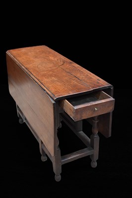 Lot 487 - An early 18th century oak drop leaf table,...