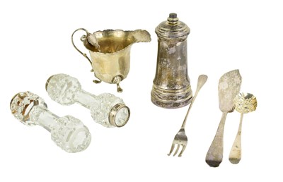 Lot 86 - A group of silver to include a Georgian cream...