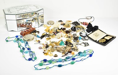 Lot 109 - A group of costume jewellery to include a...