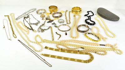 Lot 46 - A group of costume jewellery to include silver...