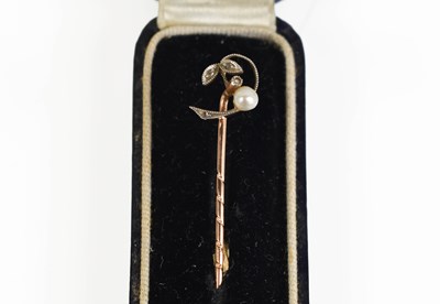 Lot 113 - A 14ct gold, seed pearl and diamond set hat...
