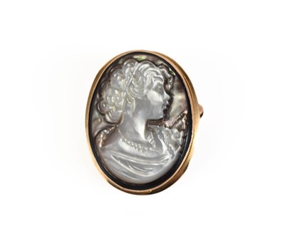 Lot 104 - A 9ct gold and mother of pearl pendant /...