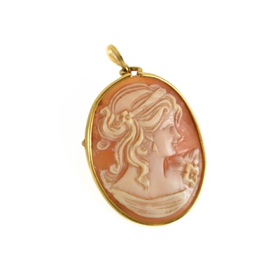 Lot 83 - A gold and shell cameo pendant brooch,...