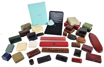 Lot 67 - A selection of antique and later jewellery...