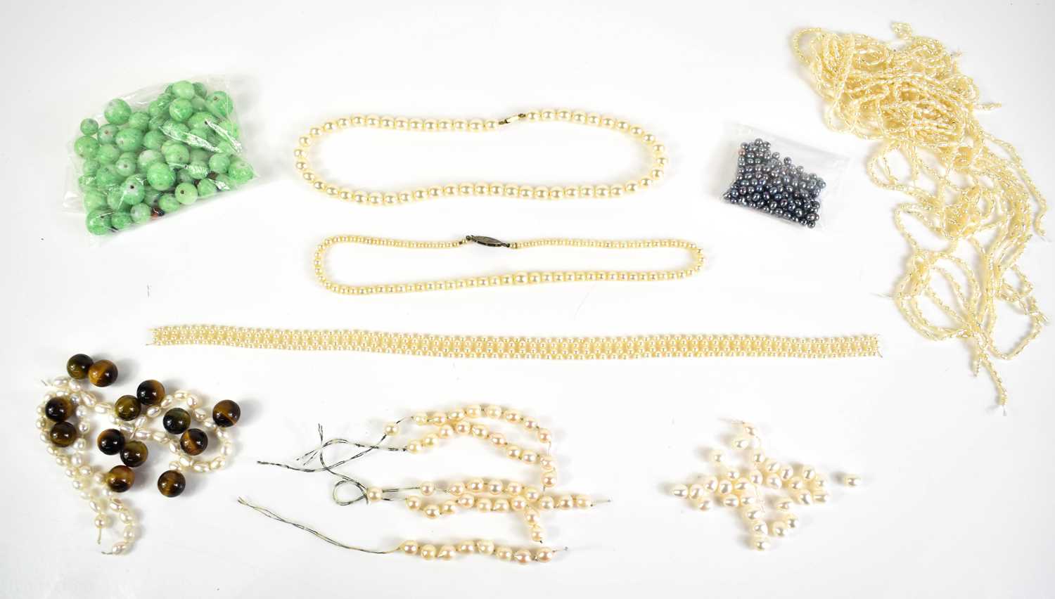 Lot 26 - A selection of loose beads for jewellery to...