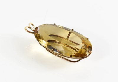 Lot 135 - A large and impressive yellow metal and...