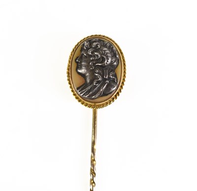 Lot 39 - A gold hat / stick pin set with a pale cream...