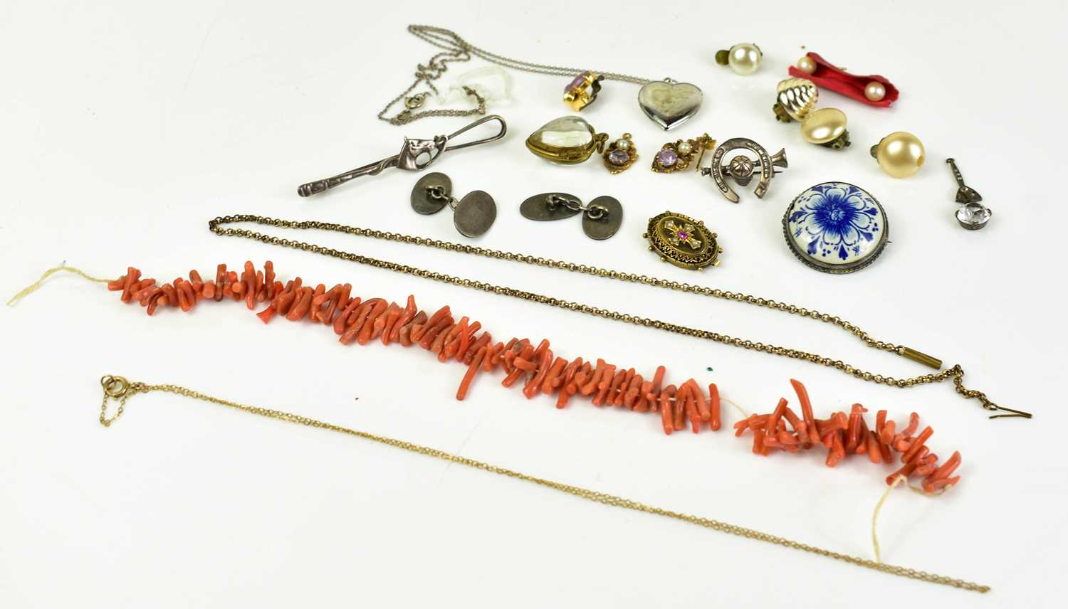 Lot 31 - A group of jewellery to include a silver...