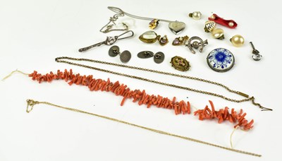 Lot 31 - A group of jewellery to include a silver...