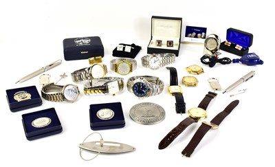 Lot 272 - A group of gentlemans items to include...
