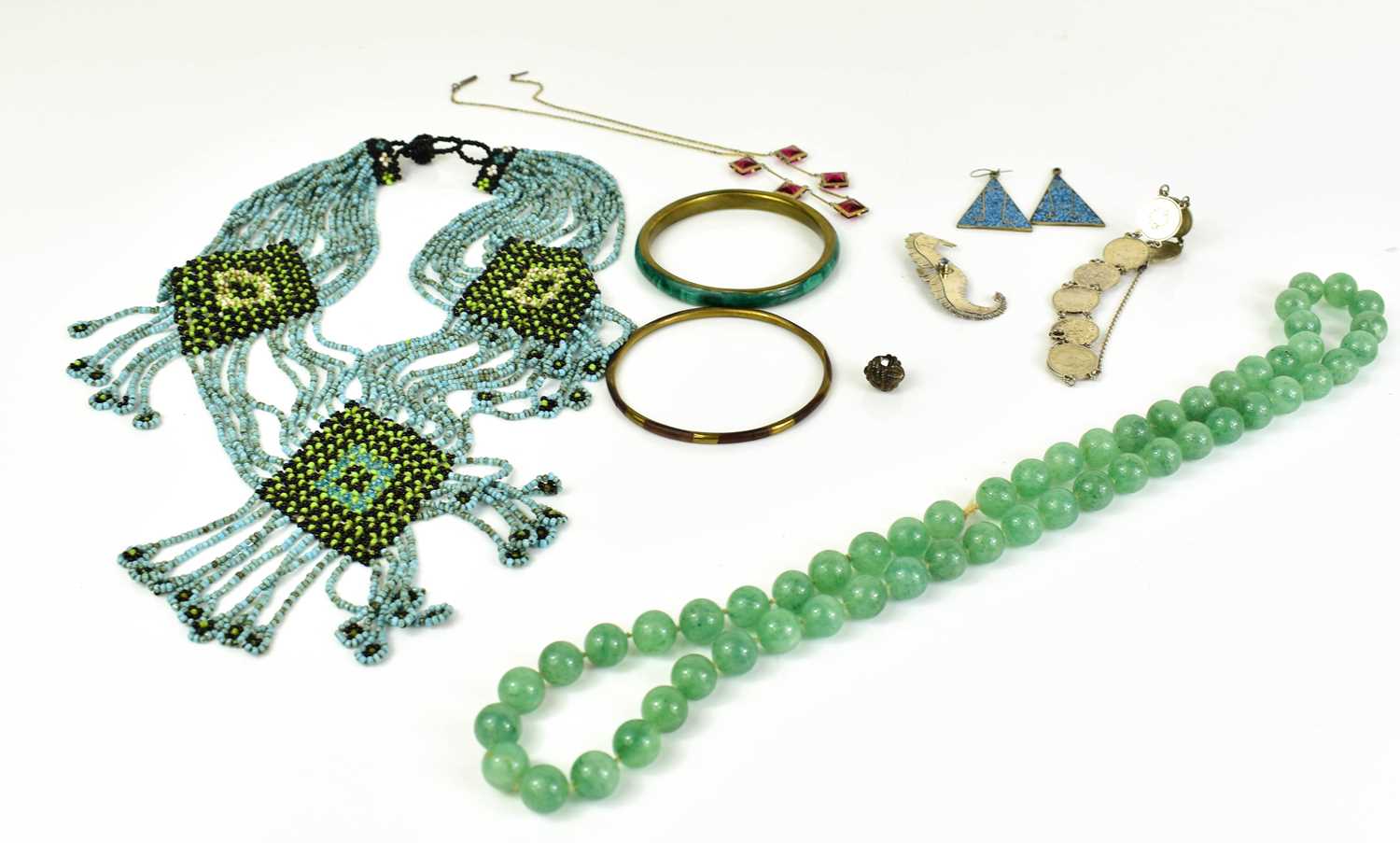 Lot 33 - A selection of jewellery to include a Chinese...