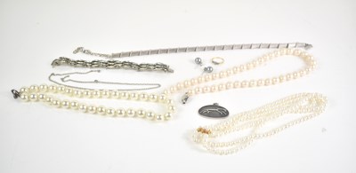Lot 56a - A group of jewellery to include an 18ct gold...