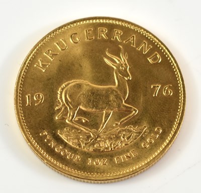 Lot 389 - A South Africa fine 1oz gold krugerrand dated...