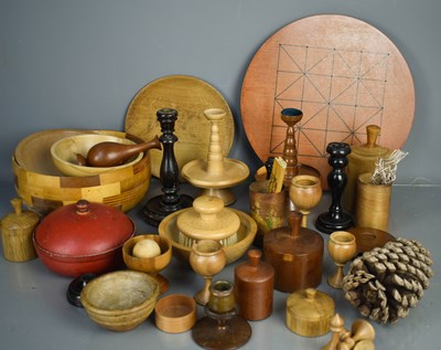 Lot 81 - A group of treen to include bowls,...