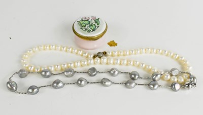 Lot 231 - A string of belted pearls and a string of grey...