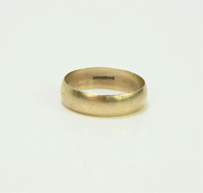 Lot 59 - A 9ct gold wedding band, 3.5g.