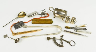 Lot 7 - A group of collectables to include silver pair...