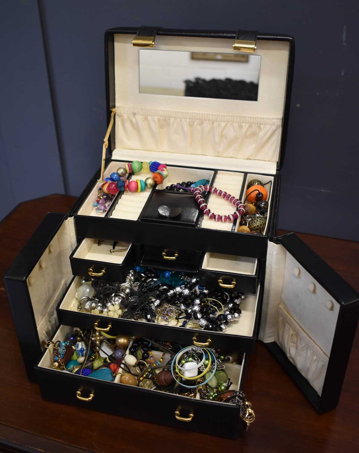 Lot 41 - A jewellery box containing various costume...