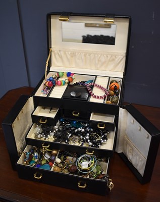 Lot 41 - A jewellery box containing various costume...