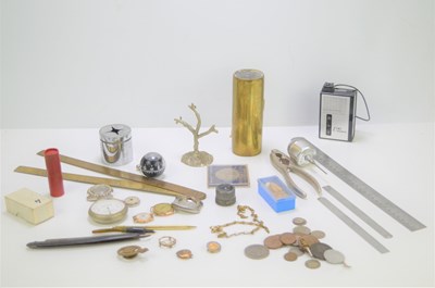 Lot 181 - A group of collectable items to include a J....