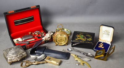 Lot 326 - A group of collectibles to include jewelery...