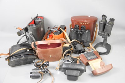 Lot 441 - A group of vintage cameras and binoculars to...