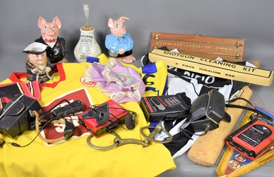 Lot 194 - A group of collectable items to include...