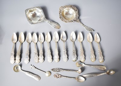 Lot 368 - A selection of Dutch silver to include a set...
