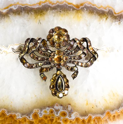 Lot 1 - A Georgian silver and yellow gem set...