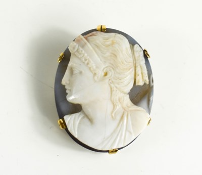 Lot 27 - A gold cameo brooch / pendant, depicting...