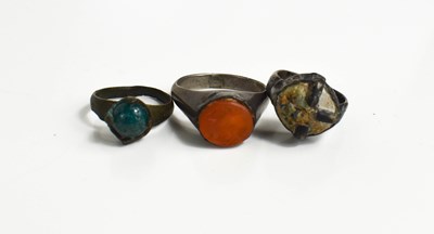 Lot 36 - A Roman intaglio agate set ring, the agate...