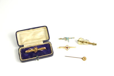 Lot 90 - An Edwardian 15ct gold bar brooch with an old...
