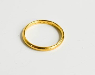 Lot 117 - A 22ct gold wedding band, 3.5g.