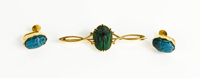 Lot 9 - A gold (tested as 18ct) and scarab beetle bar...