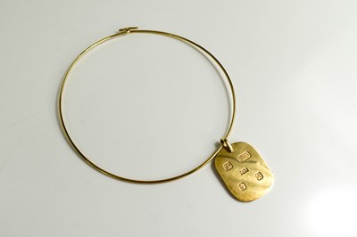Lot 18 - A 9ct gold ingot pendant on a 9ct gold hoop...