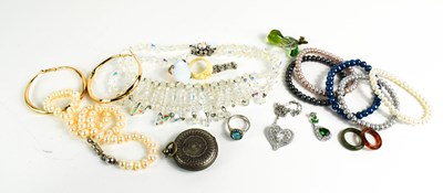 Lot 257 - A group of various jewellery to include pearl...