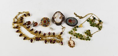 Lot 7 - A cameo pendant, set in 9ct gold frame,...