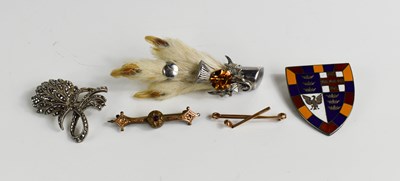 Lot 40 - A 9ct rose gold pin in the form of a golf club,...