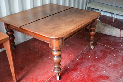 Lot 629 - A large Victorian mahogany dining table with...